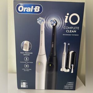 Oral‑B iO Complete Clean Rechargeable Toothbrush Set — Black & White